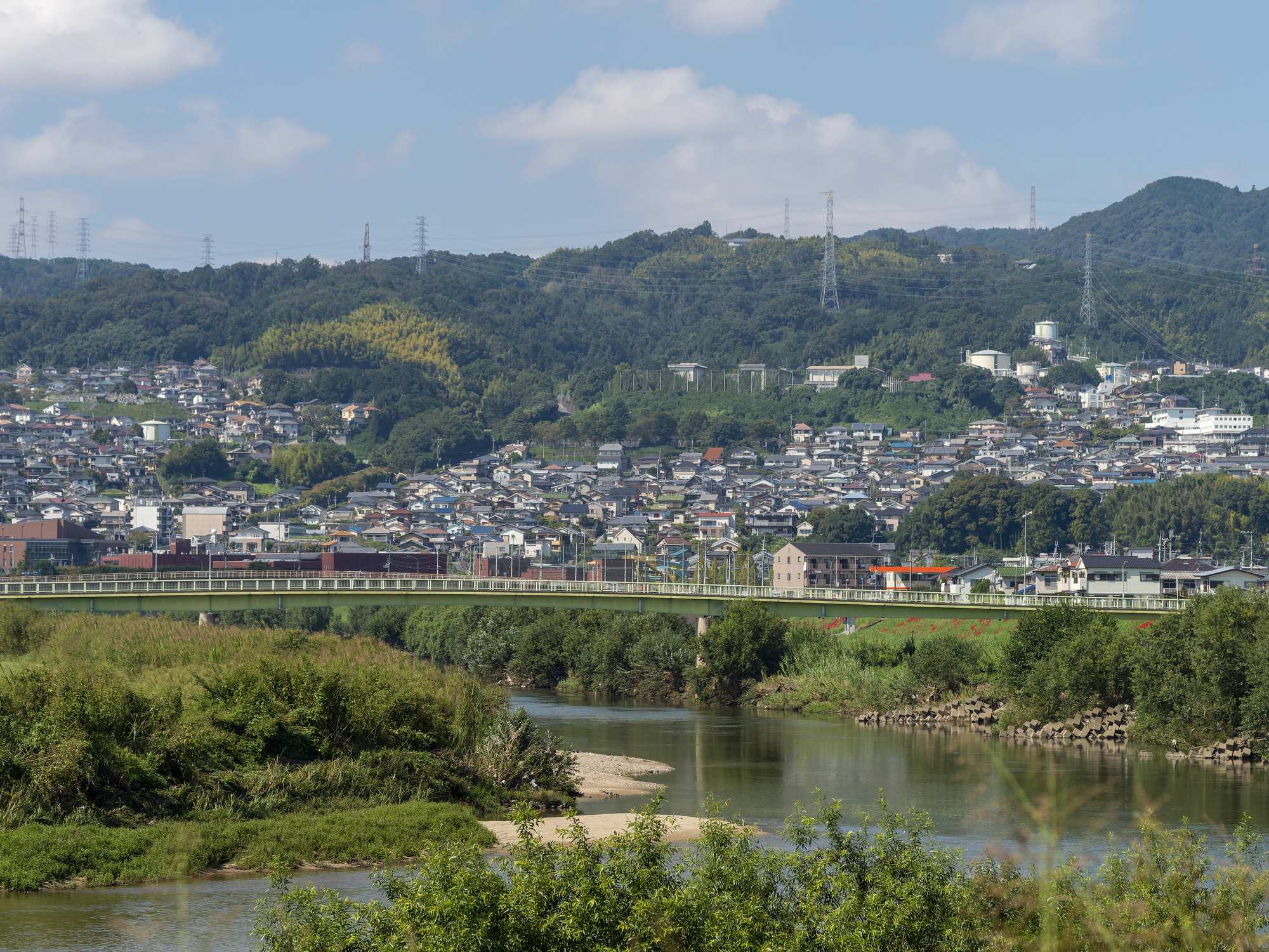 大和川と信貴山の住宅地